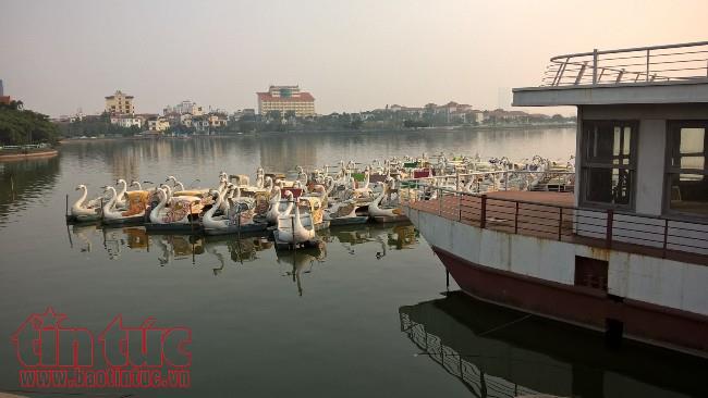 Vẫn còn nhiều du thuyền, nhà nổi chưa di dời khỏi Hồ Tây ảnh 4